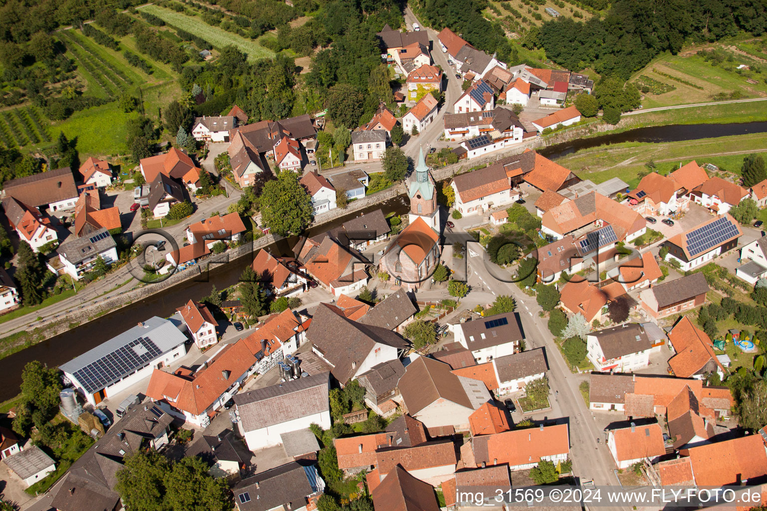 Zones riveraines du Rench à le quartier Erlach in Renchen dans le département Bade-Wurtemberg, Allemagne d'en haut