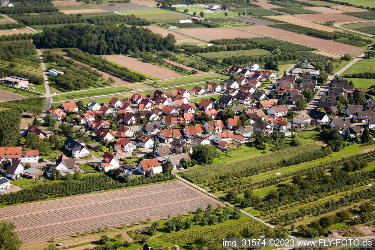 Vue aérienne de Zusenhofener Straße à le quartier Erlach in Renchen dans le département Bade-Wurtemberg, Allemagne