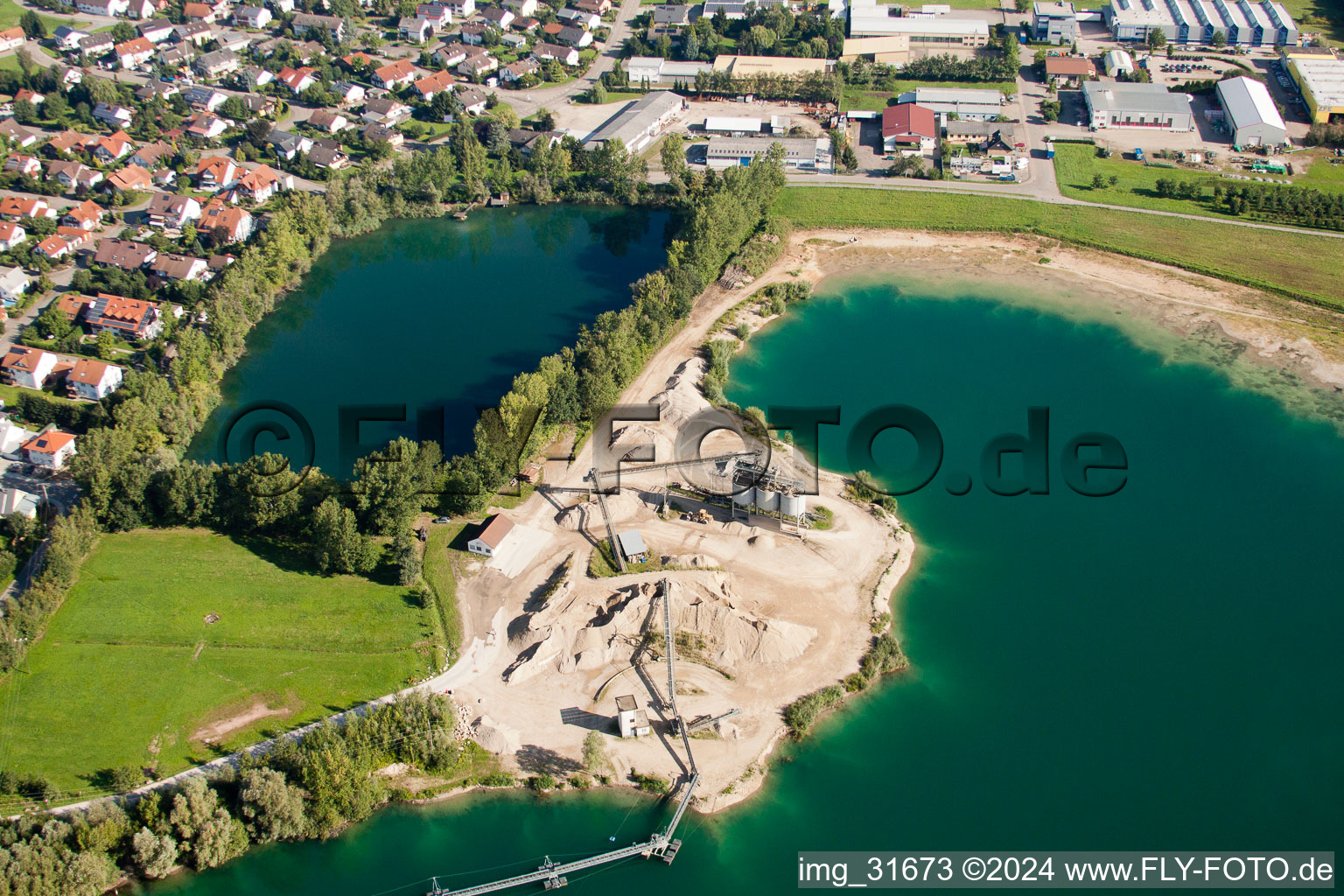 Vue aérienne de Village au bord du lac du Risisee et installations d'excavation de gravier à le quartier Gamshurst in Achern dans le département Bade-Wurtemberg, Allemagne