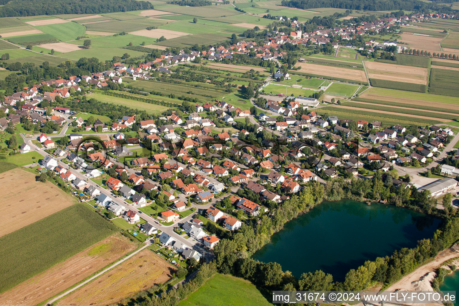 Vue aérienne de Village au bord du lac Risisee à le quartier Gamshurst in Achern dans le département Bade-Wurtemberg, Allemagne