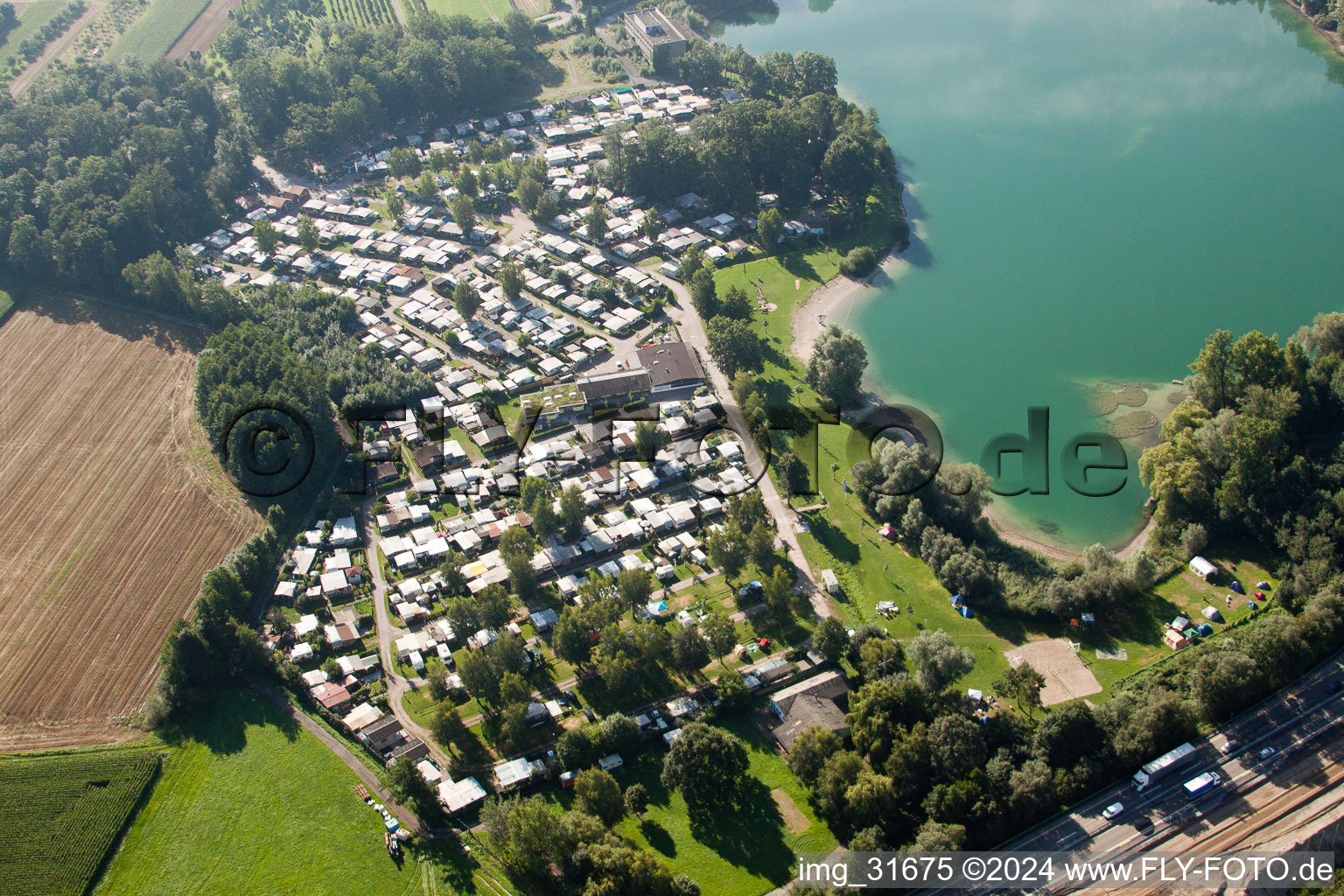 Vue aérienne de Camping et zones riveraines sur la plage de sable de la piscine extérieure d'Achernsee à le quartier Großweier in Achern dans le département Bade-Wurtemberg, Allemagne