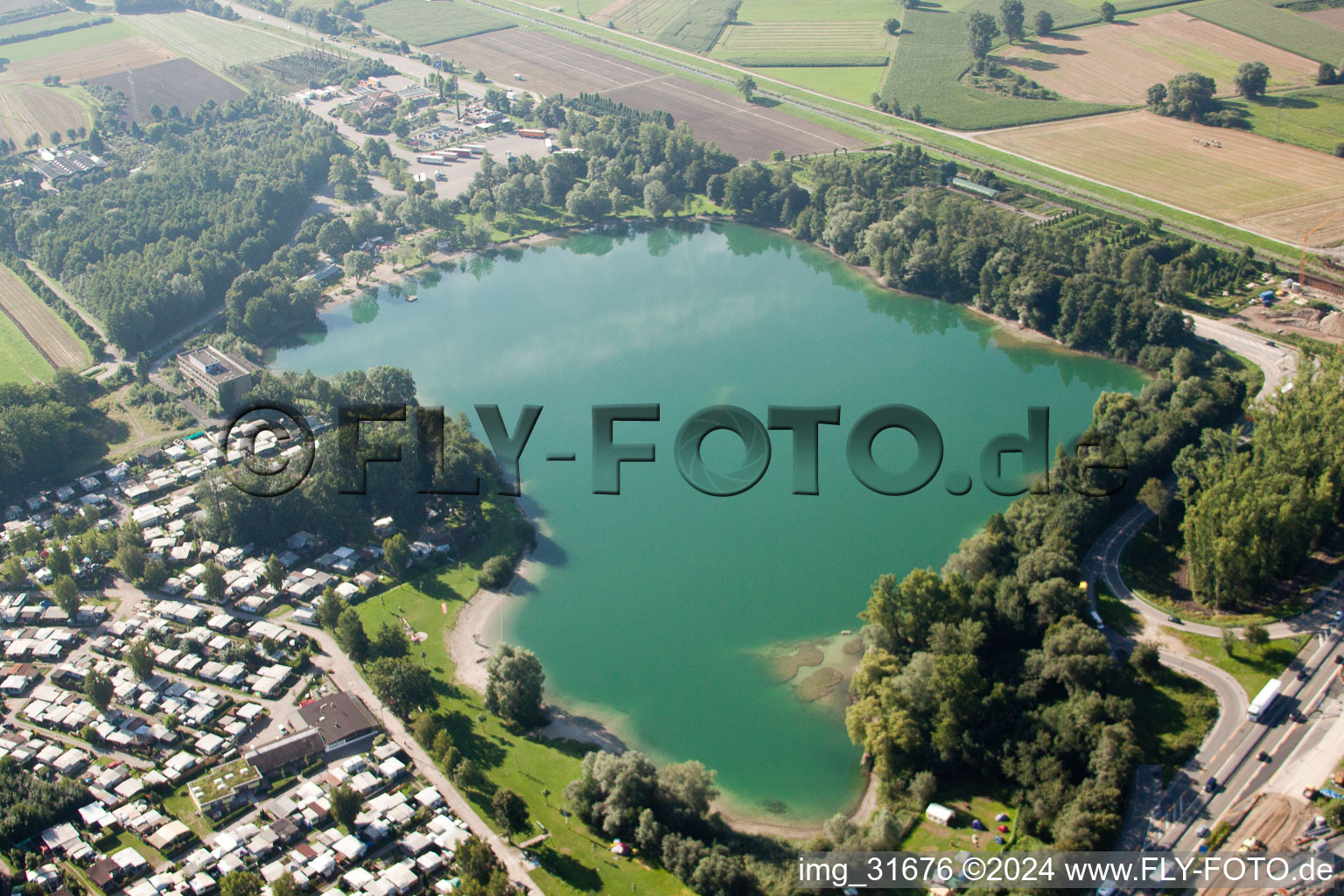 Vue aérienne de Camping et zones riveraines boisées sur la plage de sable de la piscine extérieure d'Achernsee à le quartier Großweier in Achern dans le département Bade-Wurtemberg, Allemagne