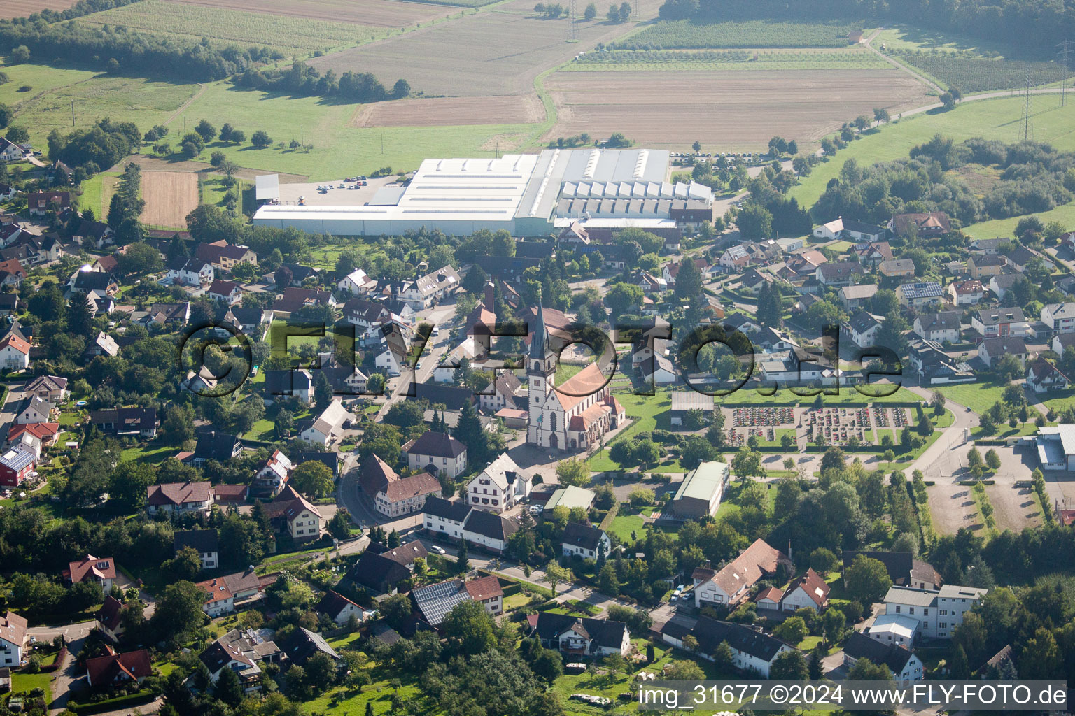 Vue aérienne de Vue de la ville devant la société Hodapp Verwaltungs GmbH à le quartier Großweier in Achern dans le département Bade-Wurtemberg, Allemagne