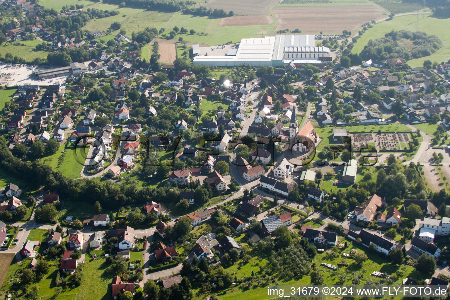 Vue aérienne de Vue des rues et des maisons des quartiers résidentiels à le quartier Großweier in Achern dans le département Bade-Wurtemberg, Allemagne