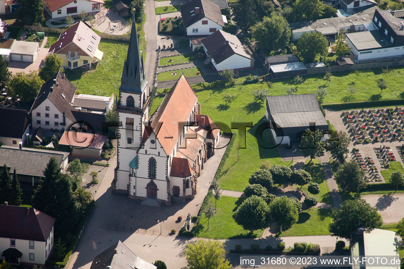 Vue aérienne de Saint-Martin à le quartier Großweier in Achern dans le département Bade-Wurtemberg, Allemagne