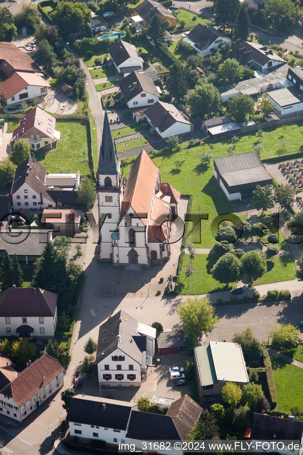 Vue aérienne de Bâtiment d'église au centre du village à le quartier Großweier in Achern dans le département Bade-Wurtemberg, Allemagne