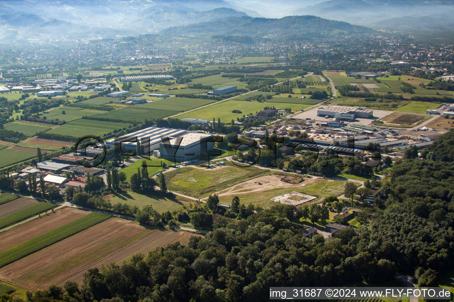 Vue aérienne de Zone industrielle Duravit Logistique DURAlog à le quartier Großweier in Achern dans le département Bade-Wurtemberg, Allemagne