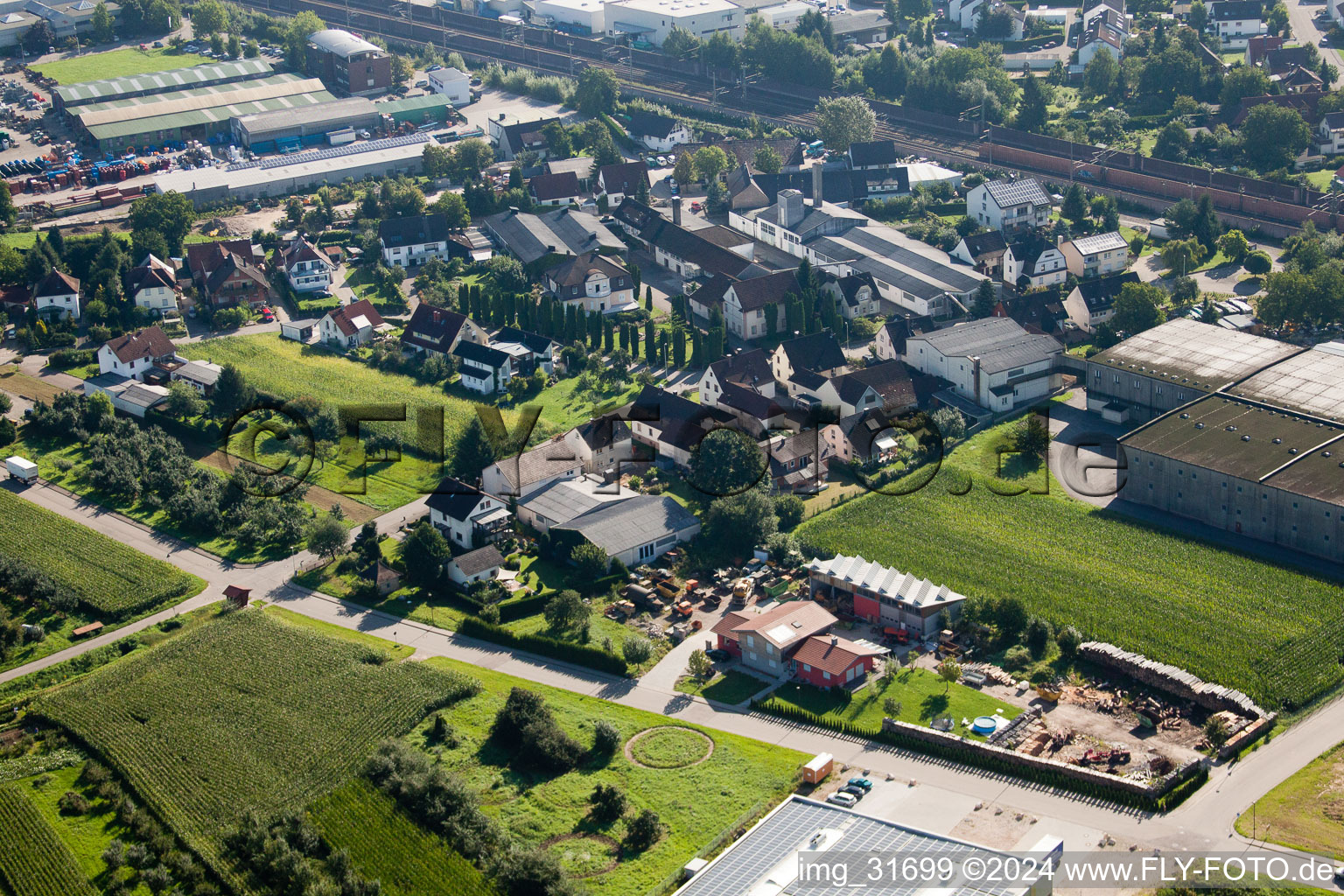 Site de l'usine Muffenrohr GmbH à le quartier Hatzenweier in Ottersweier dans le département Bade-Wurtemberg, Allemagne vue d'en haut