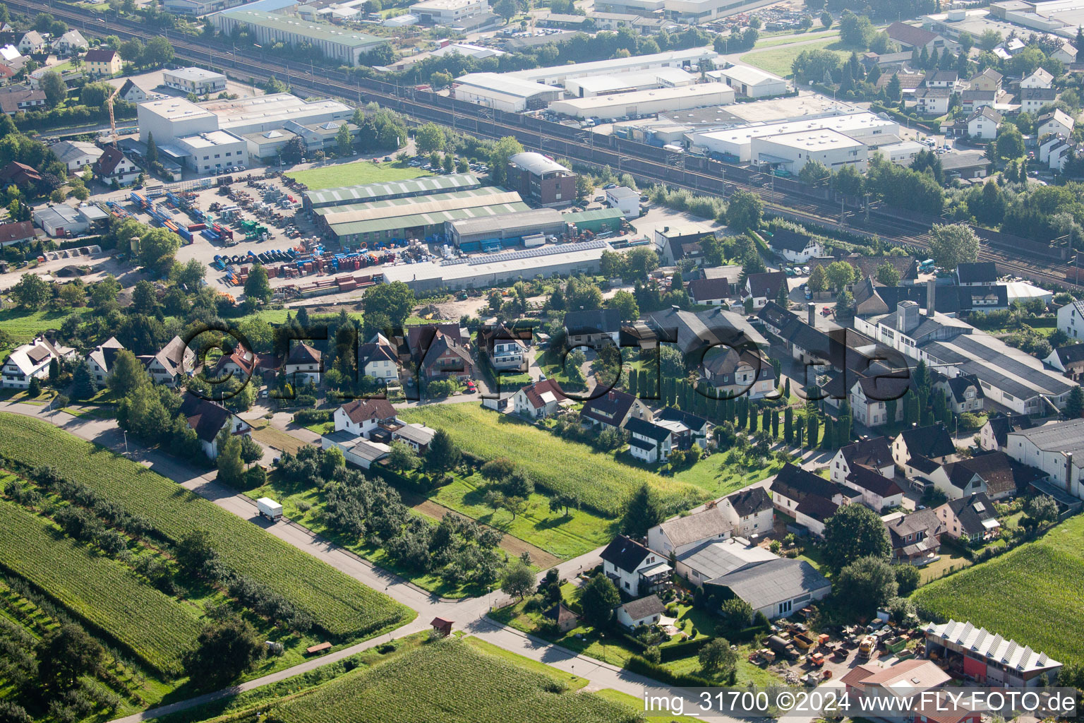 Site de l'usine Muffenrohr GmbH à le quartier Hatzenweier in Ottersweier dans le département Bade-Wurtemberg, Allemagne depuis l'avion