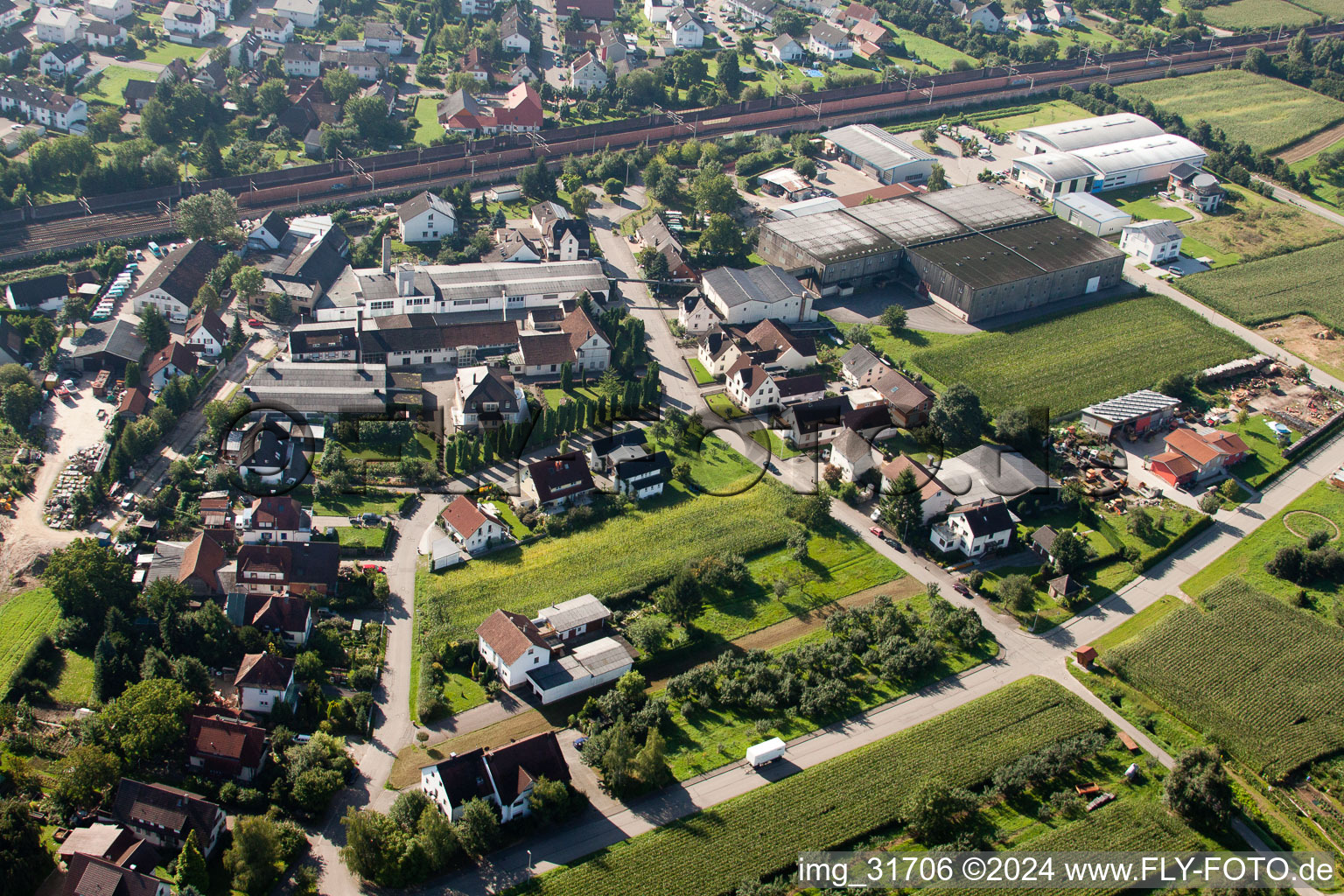 Site de l'usine Muffenrohr GmbH à le quartier Hatzenweier in Ottersweier dans le département Bade-Wurtemberg, Allemagne du point de vue du drone