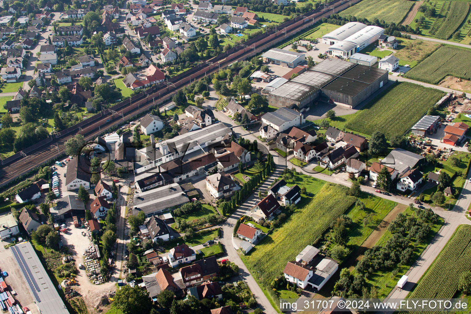 Site de l'usine Muffenrohr GmbH à le quartier Hatzenweier in Ottersweier dans le département Bade-Wurtemberg, Allemagne d'un drone