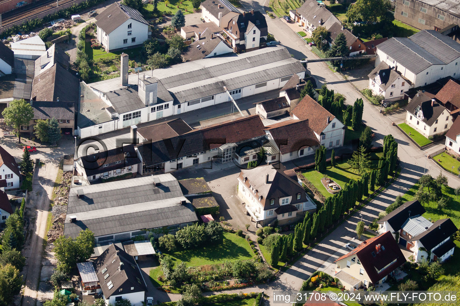 Site de l'usine Muffenrohr GmbH à le quartier Hatzenweier in Ottersweier dans le département Bade-Wurtemberg, Allemagne vu d'un drone