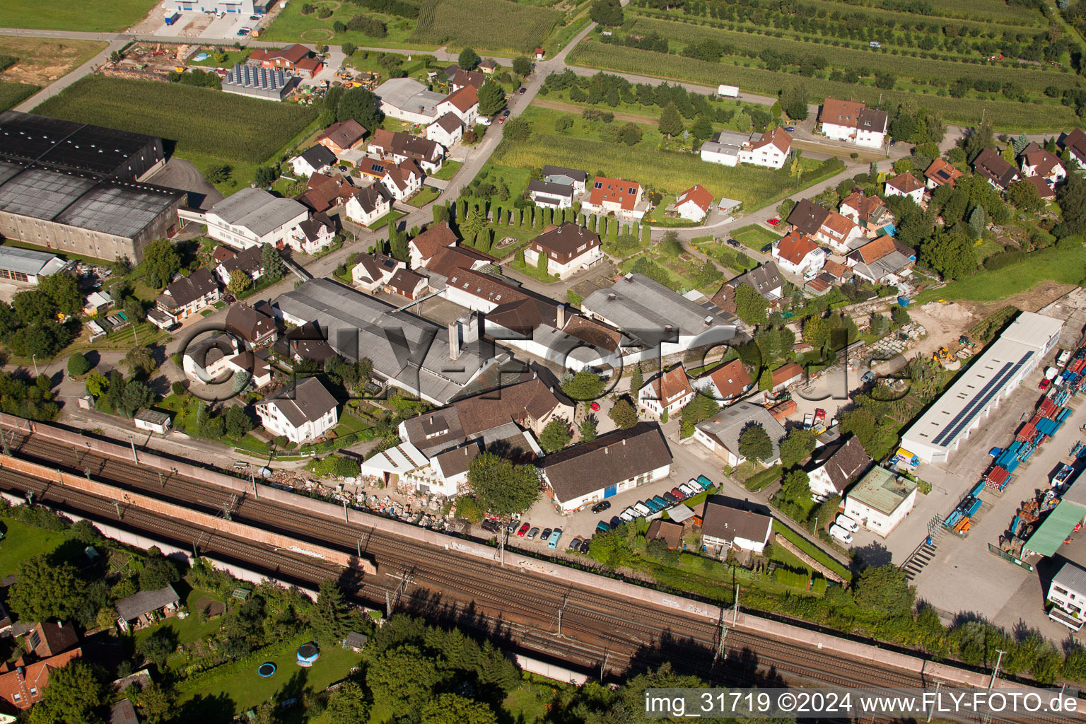 Site de l'usine Muffenrohr GmbH à le quartier Hatzenweier in Ottersweier dans le département Bade-Wurtemberg, Allemagne hors des airs