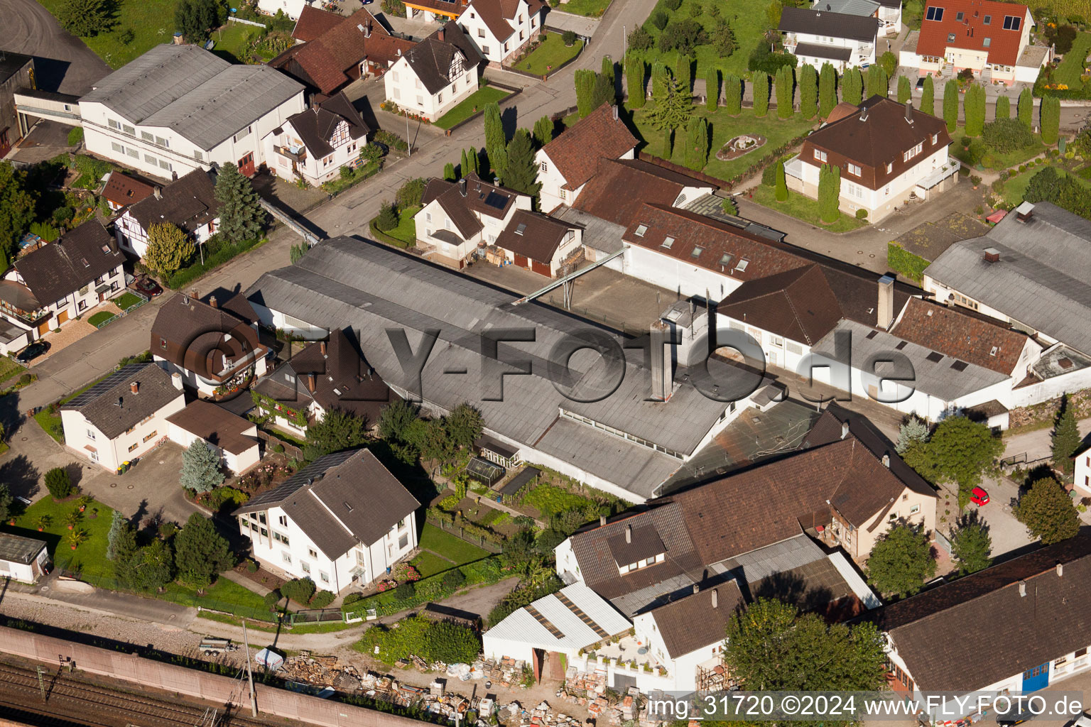 Site de l'usine Muffenrohr GmbH à le quartier Hatzenweier in Ottersweier dans le département Bade-Wurtemberg, Allemagne vue d'en haut