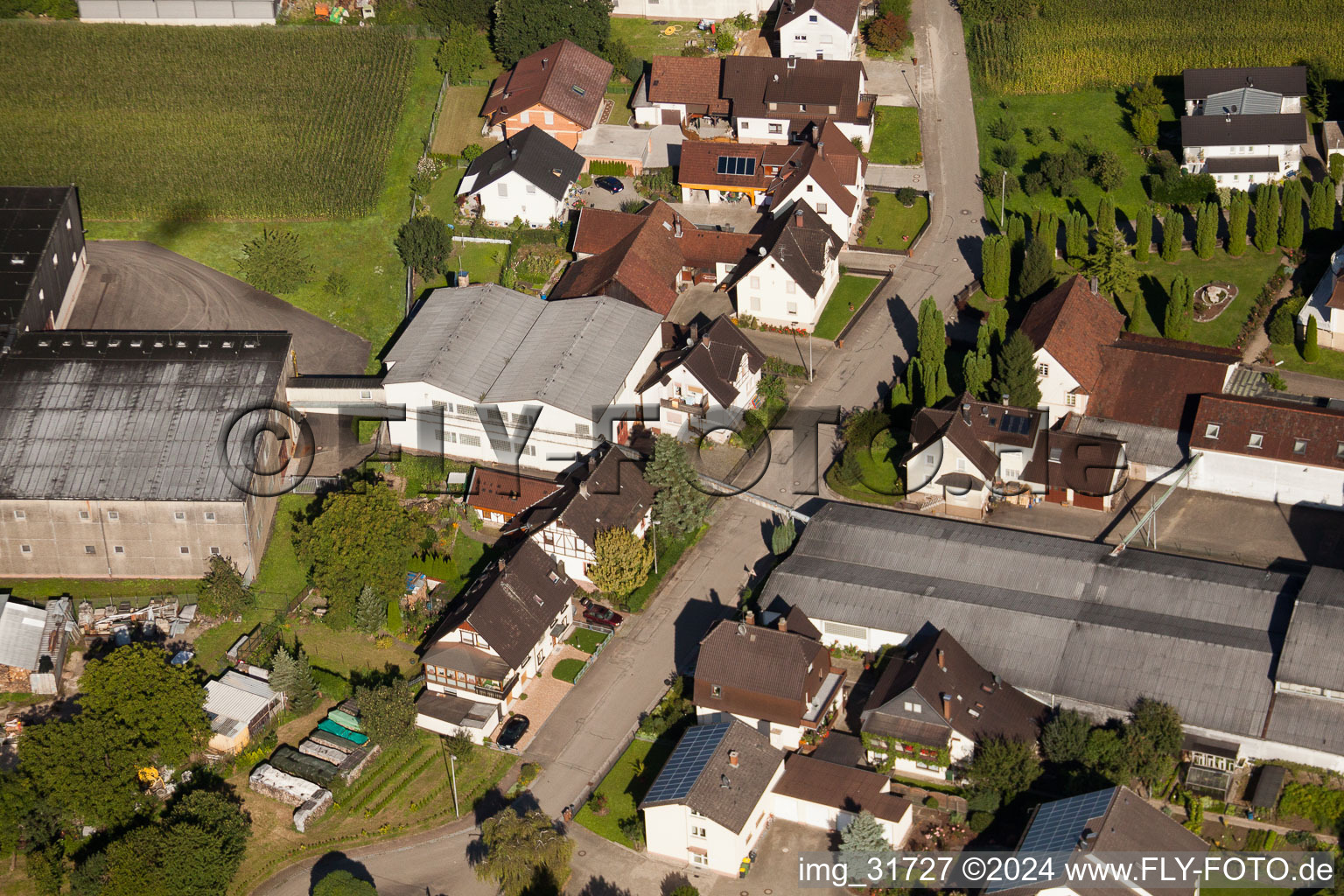 Site de l'usine Muffenrohr GmbH à le quartier Hatzenweier in Ottersweier dans le département Bade-Wurtemberg, Allemagne vue du ciel