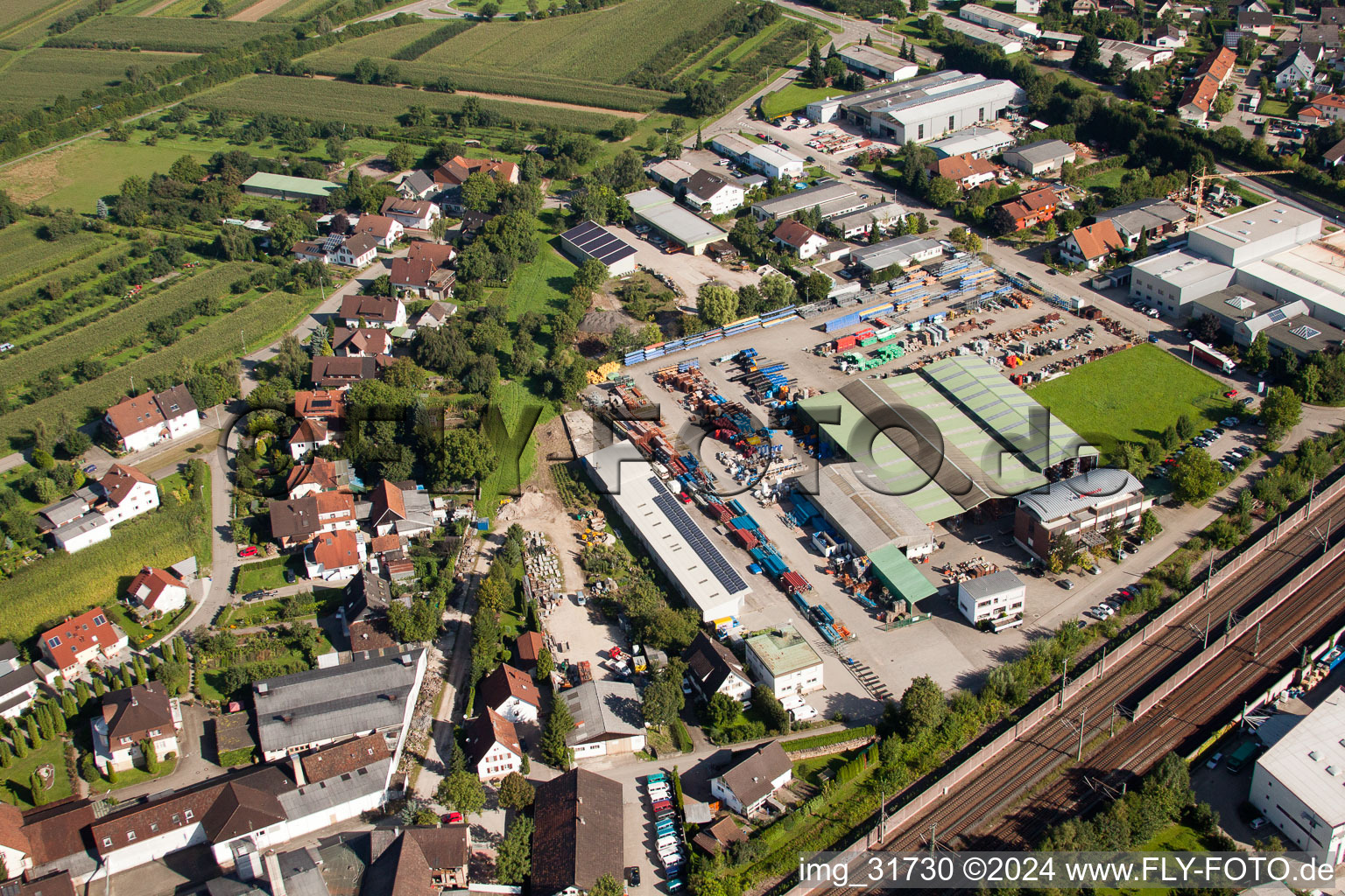 Site de l'usine Muffenrohr GmbH à le quartier Hatzenweier in Ottersweier dans le département Bade-Wurtemberg, Allemagne du point de vue du drone