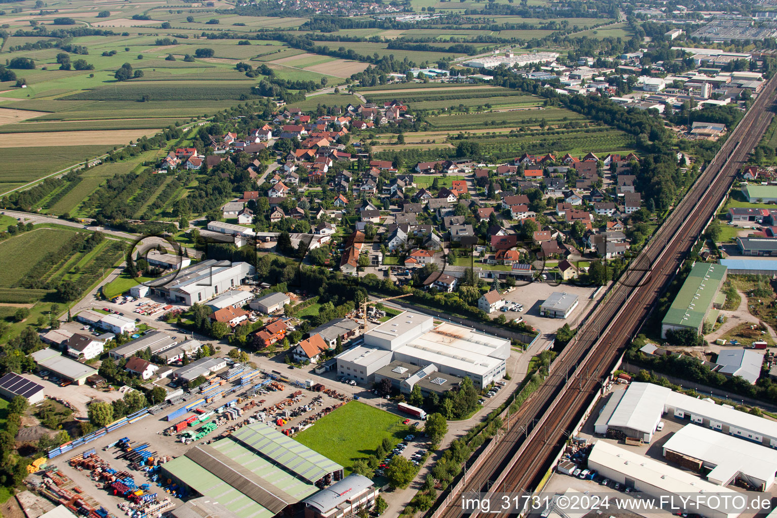 Site de l'usine Muffenrohr GmbH à le quartier Hatzenweier in Ottersweier dans le département Bade-Wurtemberg, Allemagne d'un drone