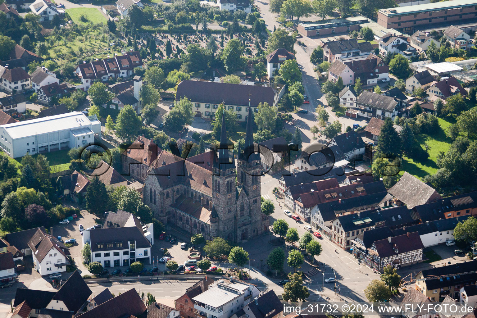 Vue aérienne de Église paroissiale catholique Saint-Jean à le quartier Weier in Ottersweier dans le département Bade-Wurtemberg, Allemagne