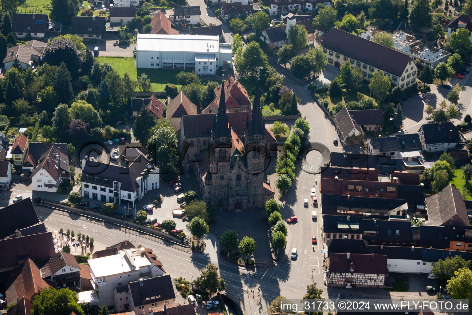 Vue aérienne de Église paroissiale catholique Saint-Jean à le quartier Weier in Ottersweier dans le département Bade-Wurtemberg, Allemagne