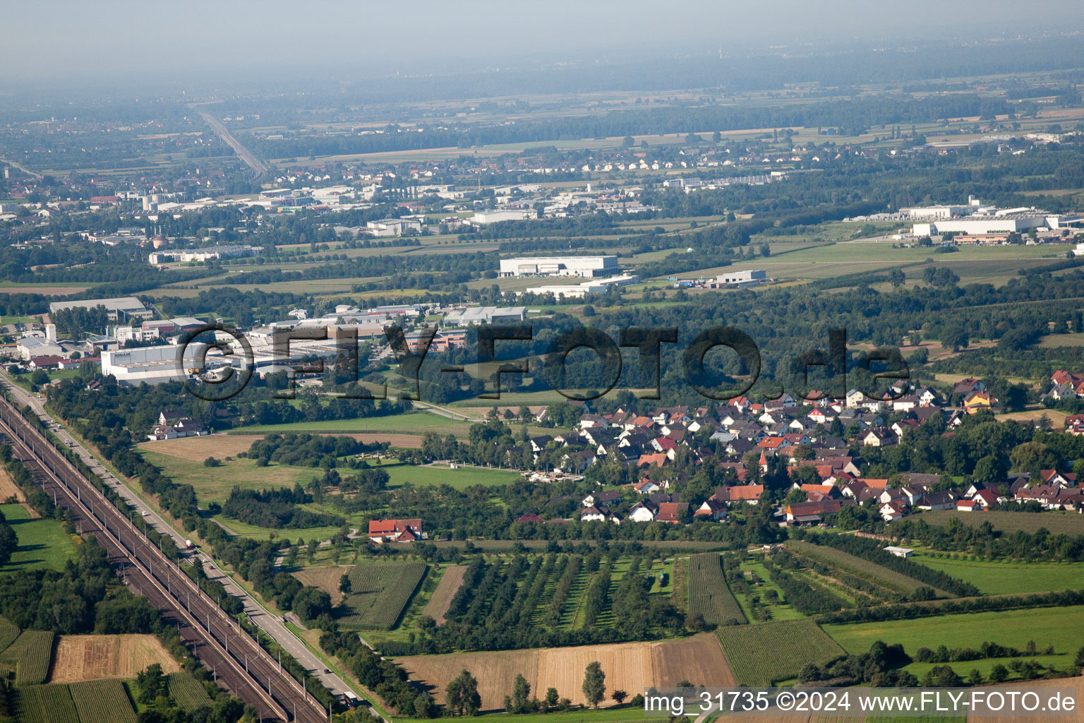 Vue aérienne de Ouest depuis le nord à Sasbach dans le département Bade-Wurtemberg, Allemagne