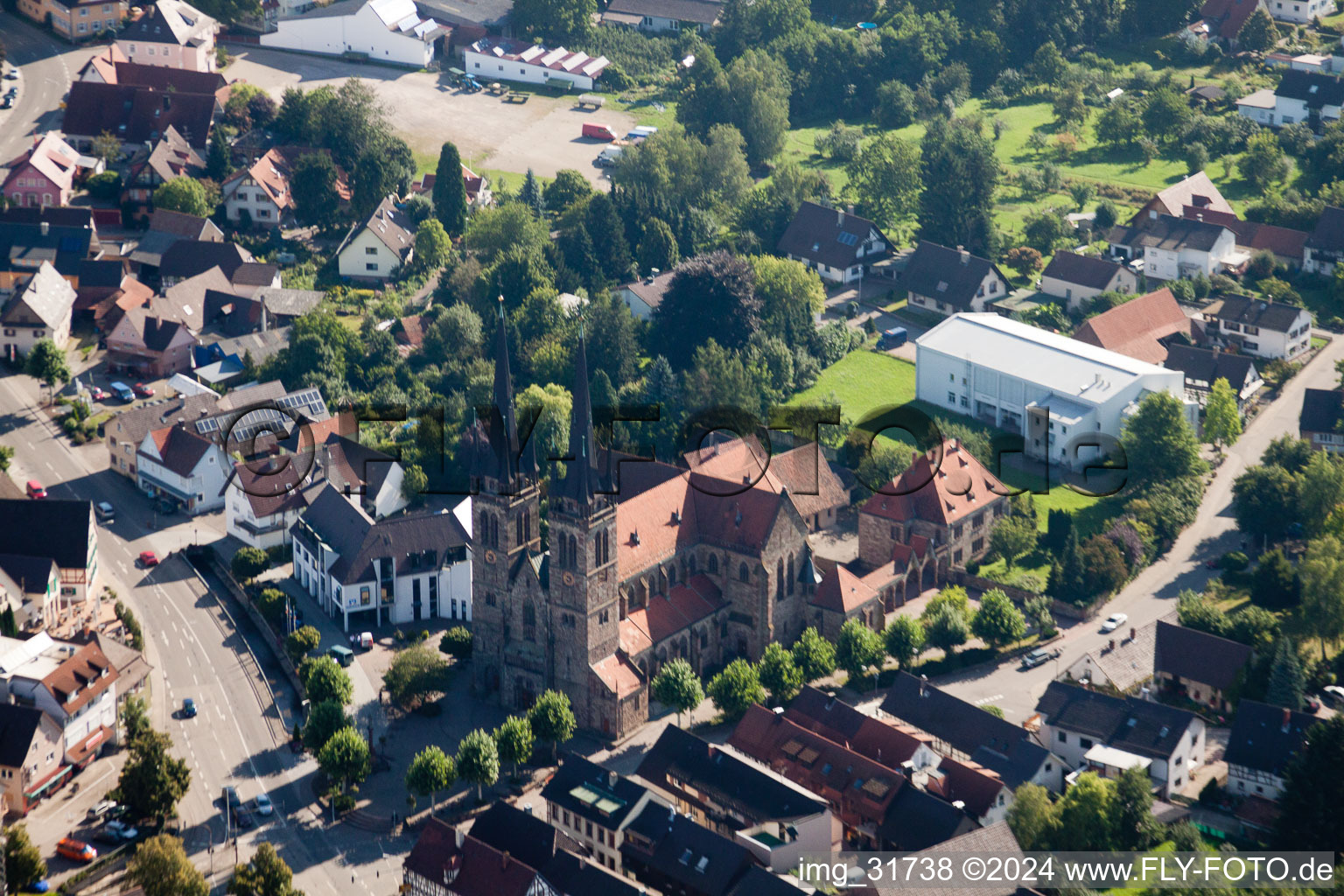 Vue aérienne de Église Saint-Jean à le quartier Weier in Ottersweier dans le département Bade-Wurtemberg, Allemagne