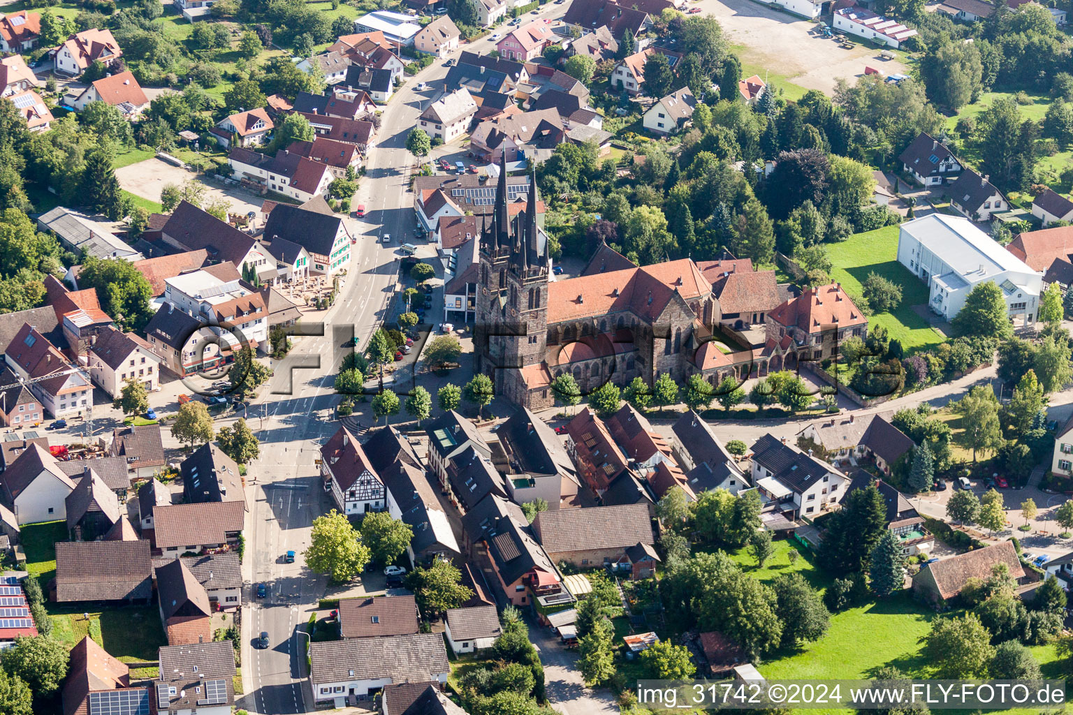 Vue oblique de Église paroissiale catholique Saint-Jean à le quartier Weier in Ottersweier dans le département Bade-Wurtemberg, Allemagne