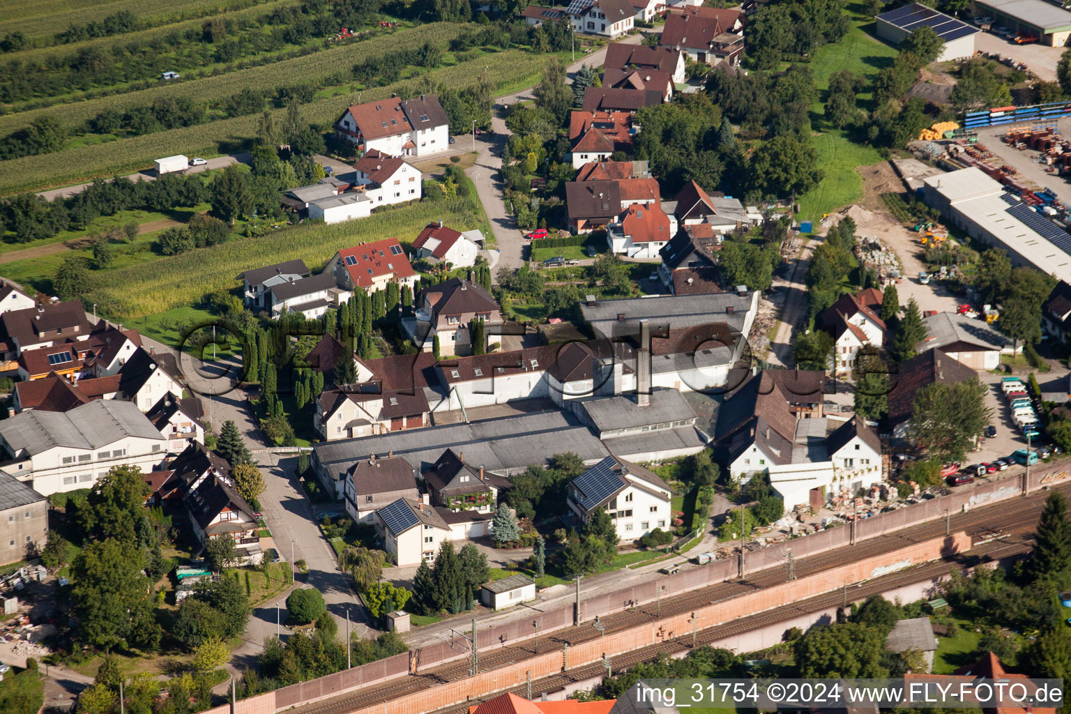 Site de l'usine Muffenrohr GmbH à le quartier Hatzenweier in Ottersweier dans le département Bade-Wurtemberg, Allemagne vue d'en haut