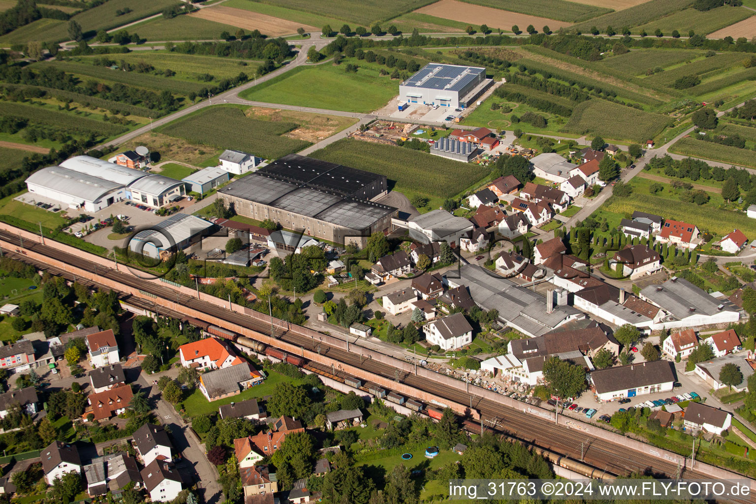 Site de l'usine Muffenrohr GmbH à le quartier Hatzenweier in Ottersweier dans le département Bade-Wurtemberg, Allemagne depuis l'avion