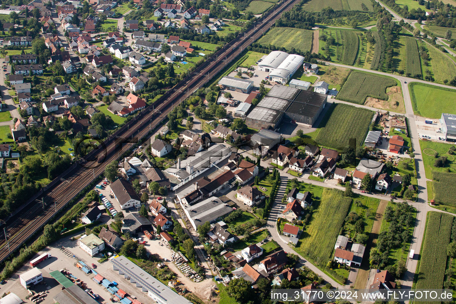 Site de l'usine Muffenrohr GmbH à le quartier Hatzenweier in Ottersweier dans le département Bade-Wurtemberg, Allemagne du point de vue du drone