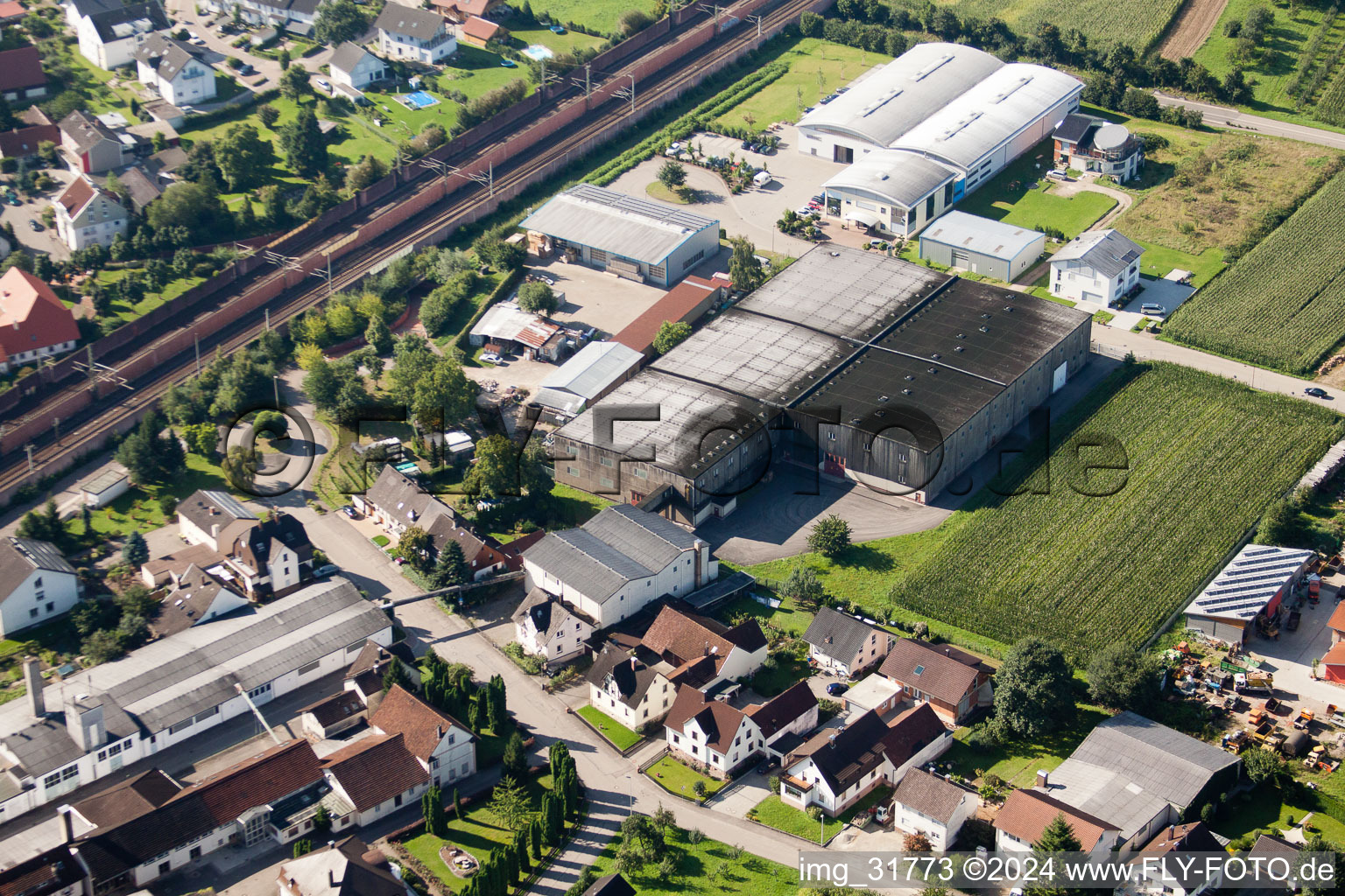 Site de l'usine Muffenrohr GmbH à le quartier Hatzenweier in Ottersweier dans le département Bade-Wurtemberg, Allemagne d'un drone