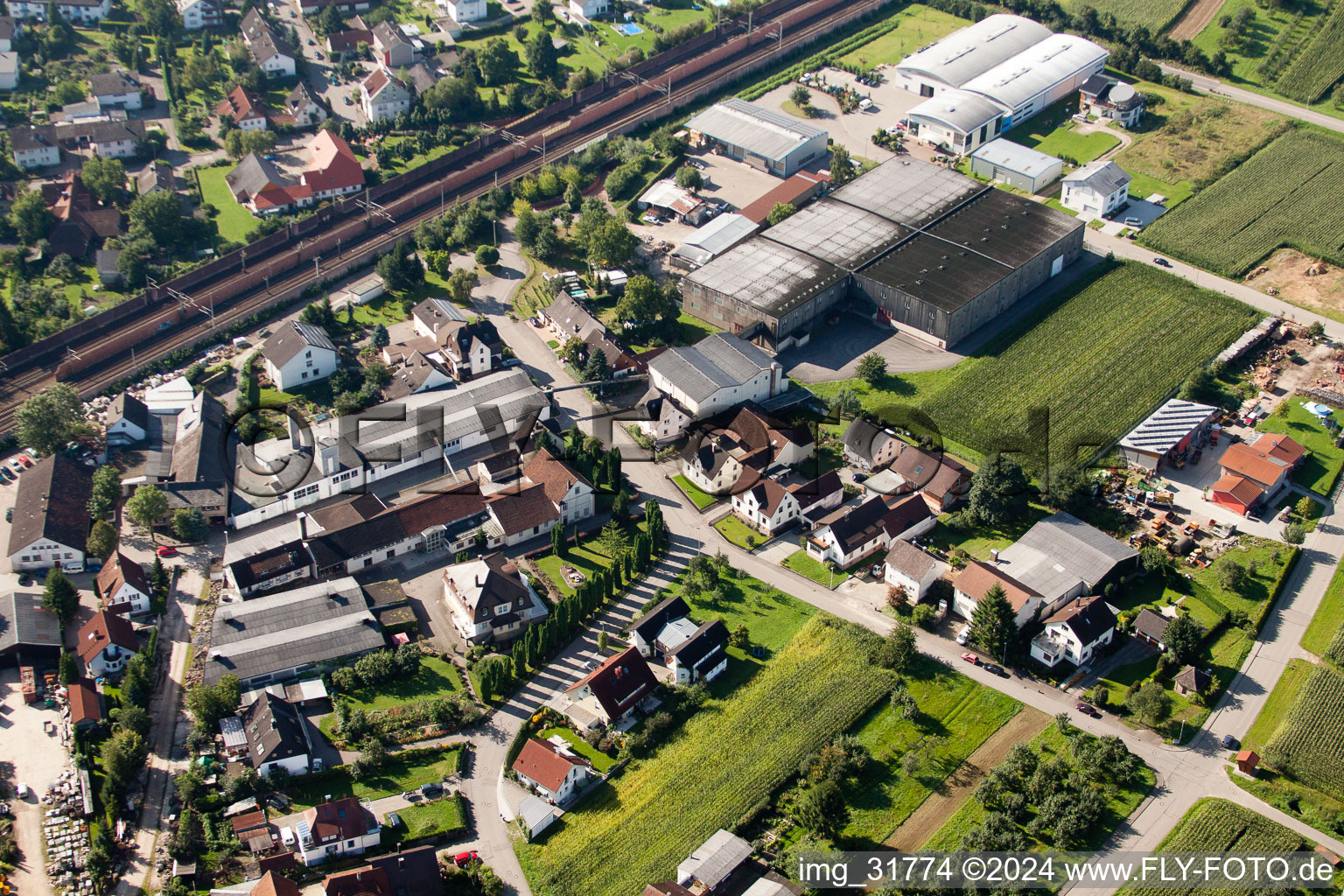 Site de l'usine Muffenrohr GmbH à le quartier Hatzenweier in Ottersweier dans le département Bade-Wurtemberg, Allemagne vu d'un drone