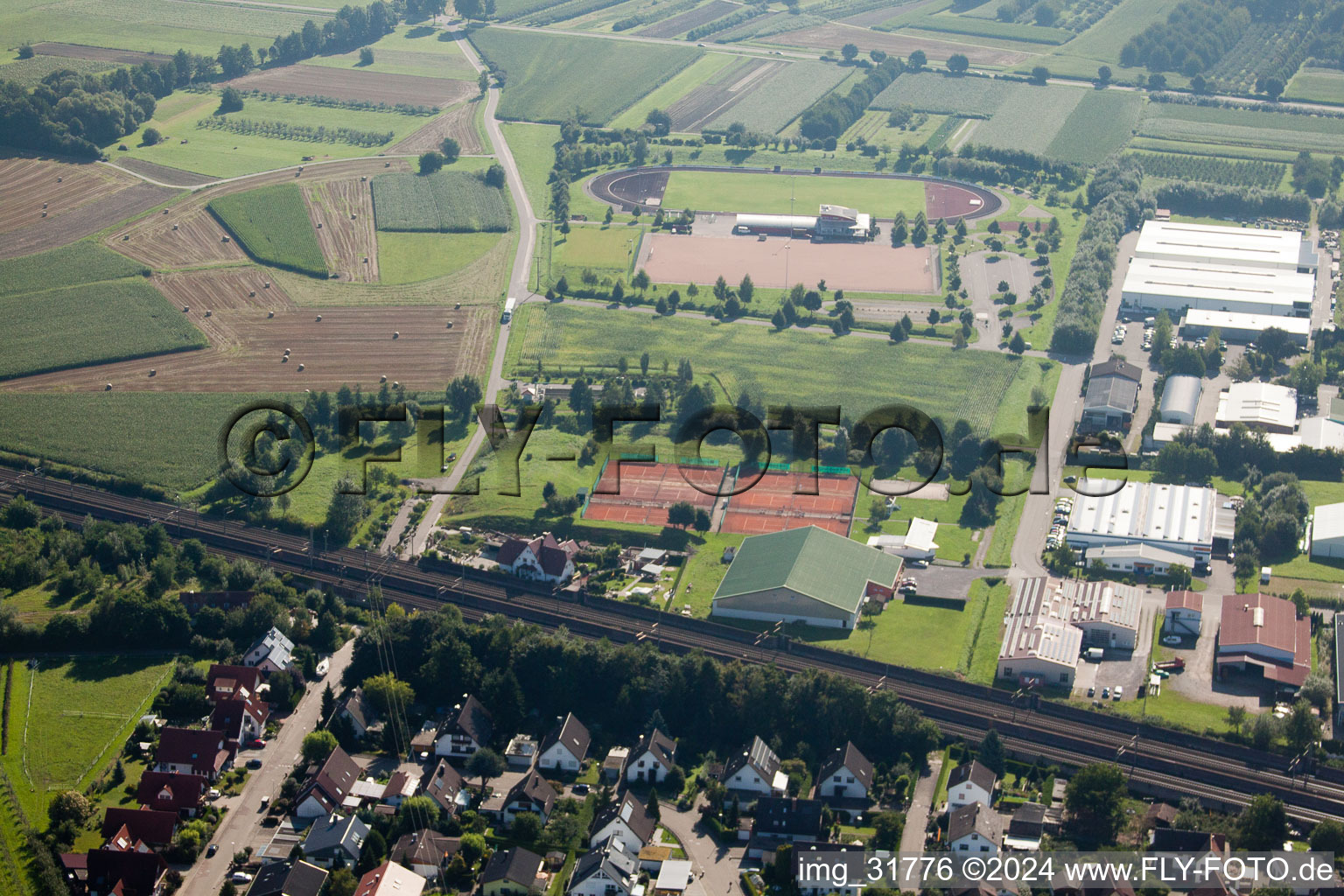 Vue aérienne de Raccord en tôle BTM [Europe] GmbH, club de tennis à le quartier Hatzenweier in Ottersweier dans le département Bade-Wurtemberg, Allemagne