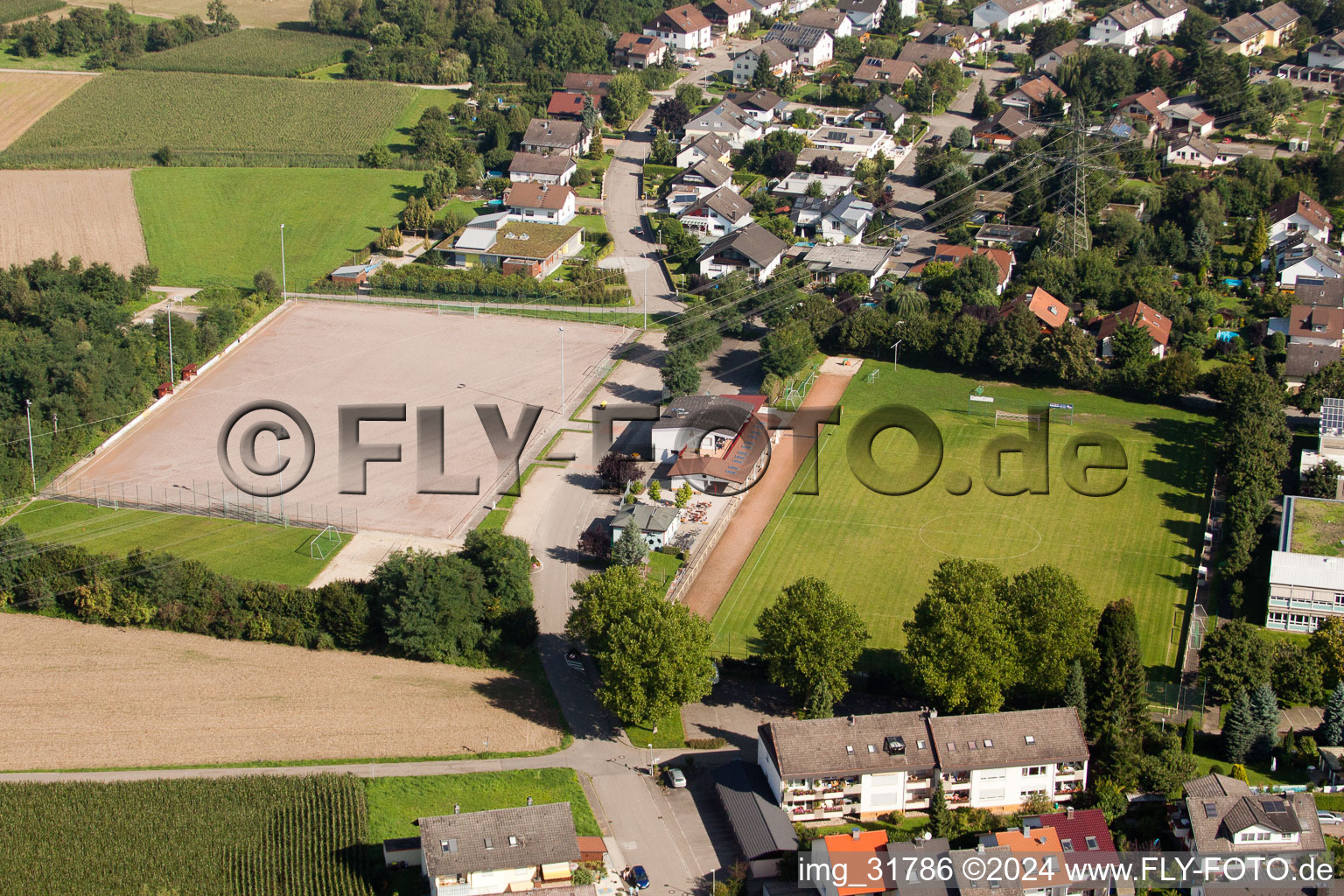 Vue aérienne de Terrain de football à le quartier Vimbuch in Bühl dans le département Bade-Wurtemberg, Allemagne