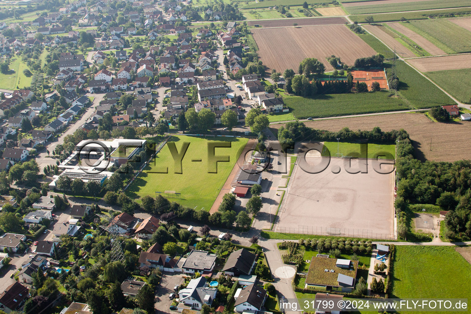 Terrain de football à le quartier Vimbuch in Bühl dans le département Bade-Wurtemberg, Allemagne d'en haut