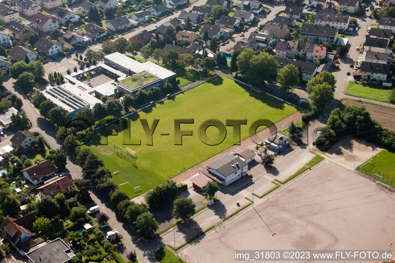Terrain de football à le quartier Vimbuch in Bühl dans le département Bade-Wurtemberg, Allemagne hors des airs