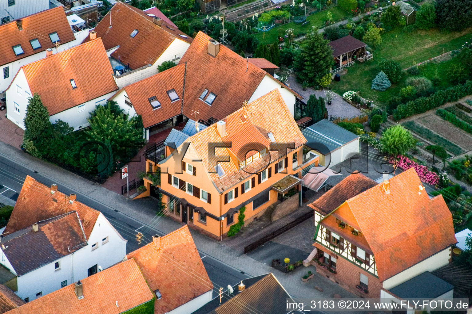 Vue aérienne de Rue Haupt à le quartier Schaidt in Wörth am Rhein dans le département Rhénanie-Palatinat, Allemagne