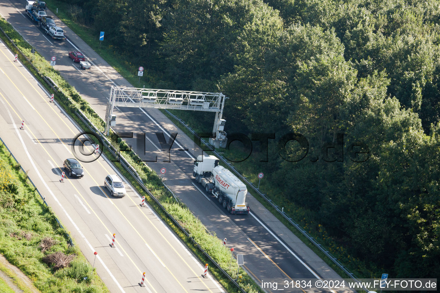 Vue aérienne de Pont à péage de l'autoroute A5 à le quartier Weitenung in Bühl dans le département Bade-Wurtemberg, Allemagne