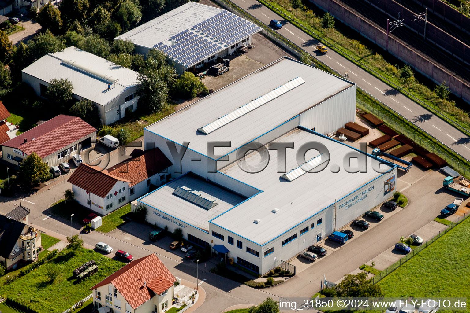 Vue aérienne de Marché spécialisé Stahlhandel Rauch avec succursale Deutsche Post 558 à Sinzheim dans le département Bade-Wurtemberg, Allemagne