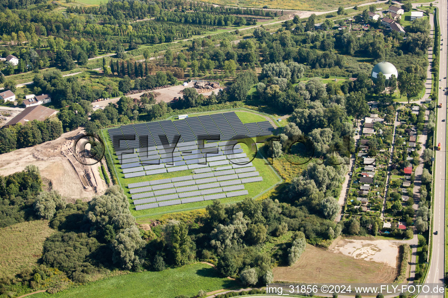 Vue aérienne de Baden-Oos, système photovoltaïque à le quartier Oos in Baden-Baden dans le département Bade-Wurtemberg, Allemagne