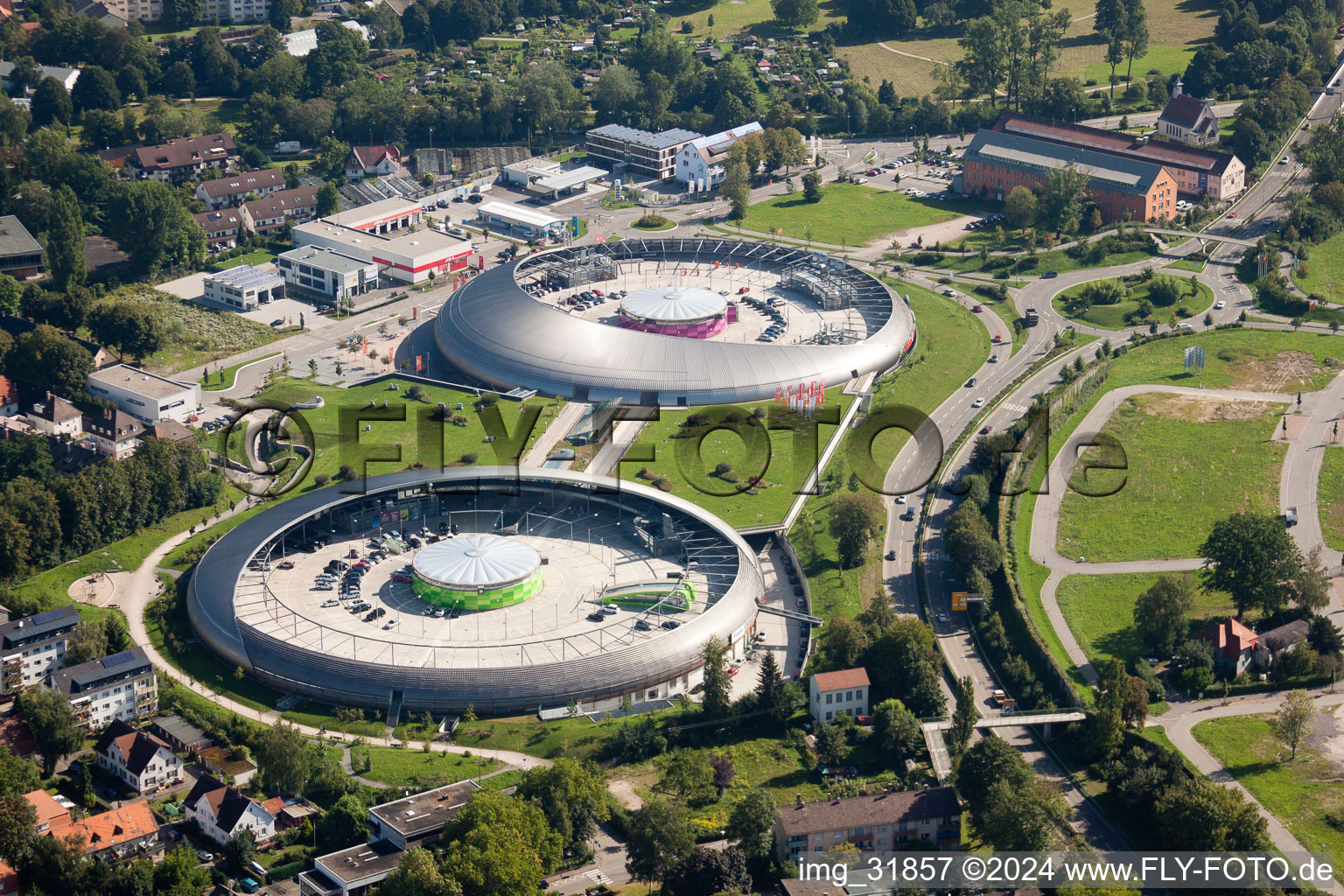 Le centre commercial aux allures d'OVNI Shopping Cité de ECE Centermanagement GmbH à le quartier Oos in Baden-Baden dans le département Bade-Wurtemberg, Allemagne vue d'en haut