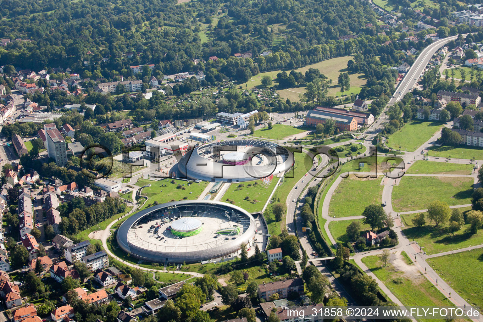 Le centre commercial aux allures d'OVNI Shopping Cité de ECE Centermanagement GmbH à le quartier Oos in Baden-Baden dans le département Bade-Wurtemberg, Allemagne depuis l'avion