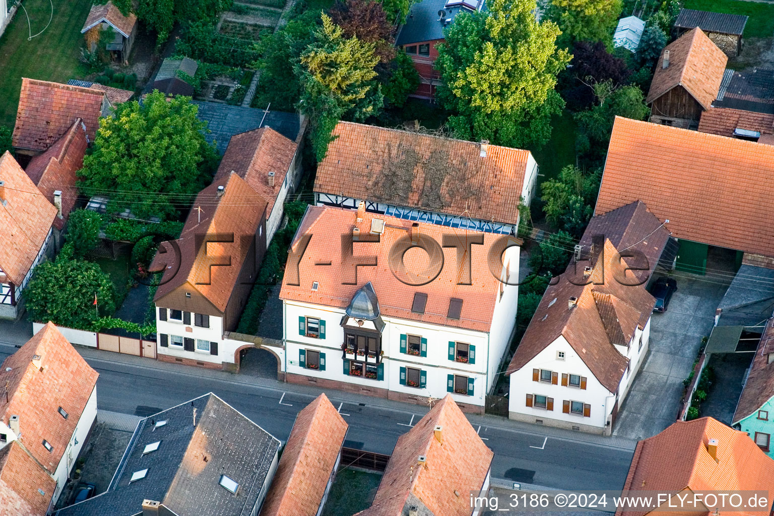 Vue aérienne de Rue Haupt à le quartier Schaidt in Wörth am Rhein dans le département Rhénanie-Palatinat, Allemagne