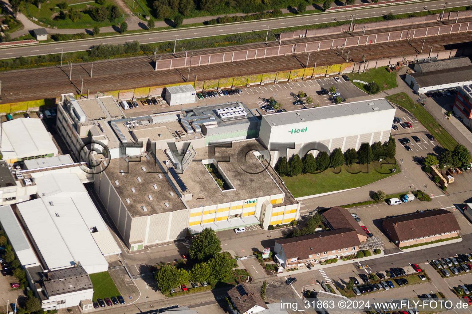 Locaux d'usine pour remèdes biologiques Heel GmbH Dr.-Reckeweg-Straße à le quartier Oos in Baden-Baden dans le département Bade-Wurtemberg, Allemagne d'en haut