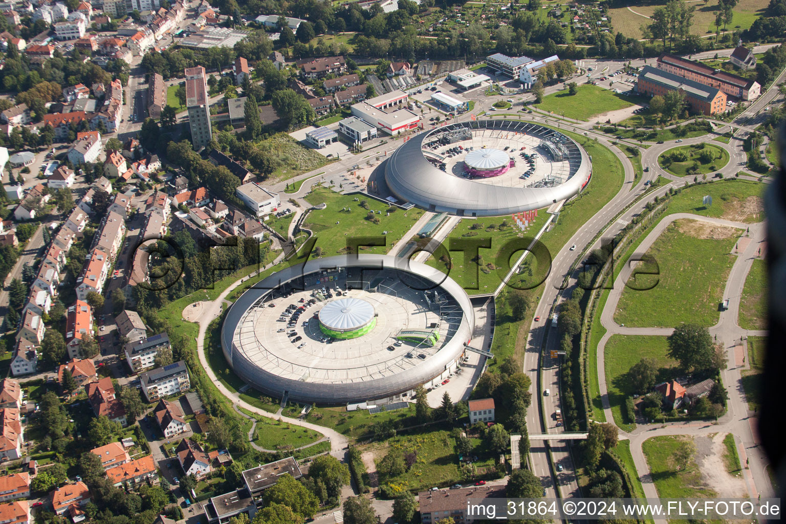 Vue d'oiseau de Le centre commercial aux allures d'OVNI Shopping Cité de ECE Centermanagement GmbH à le quartier Oos in Baden-Baden dans le département Bade-Wurtemberg, Allemagne