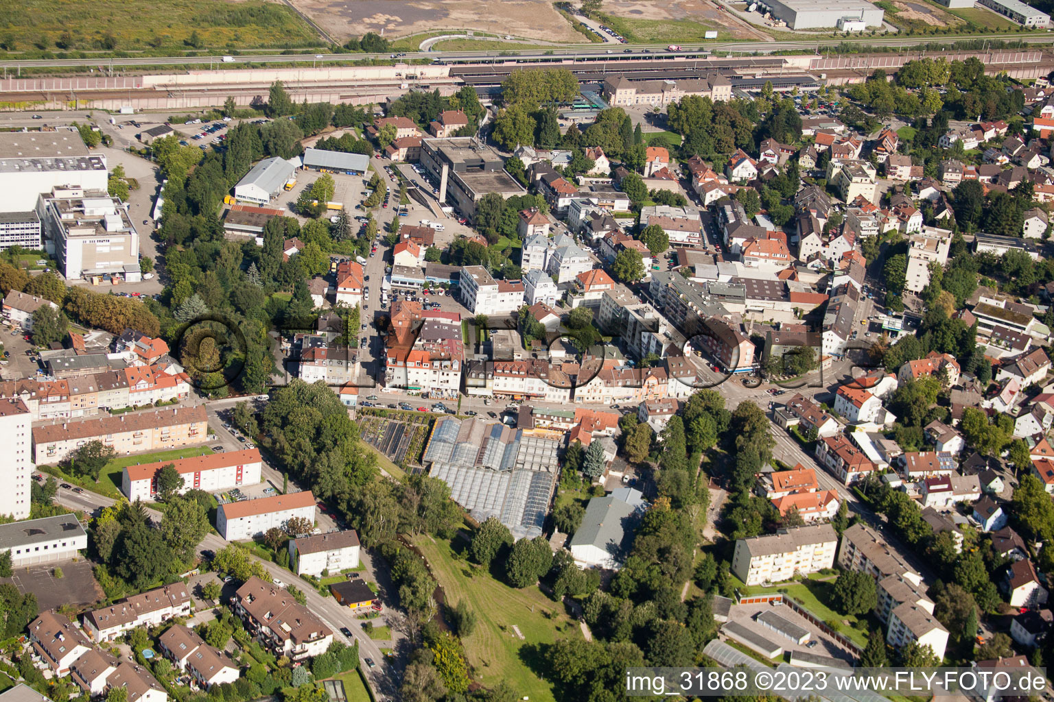 Vue aérienne de Ooser Bahnhofstr. à le quartier Oos in Baden-Baden dans le département Bade-Wurtemberg, Allemagne
