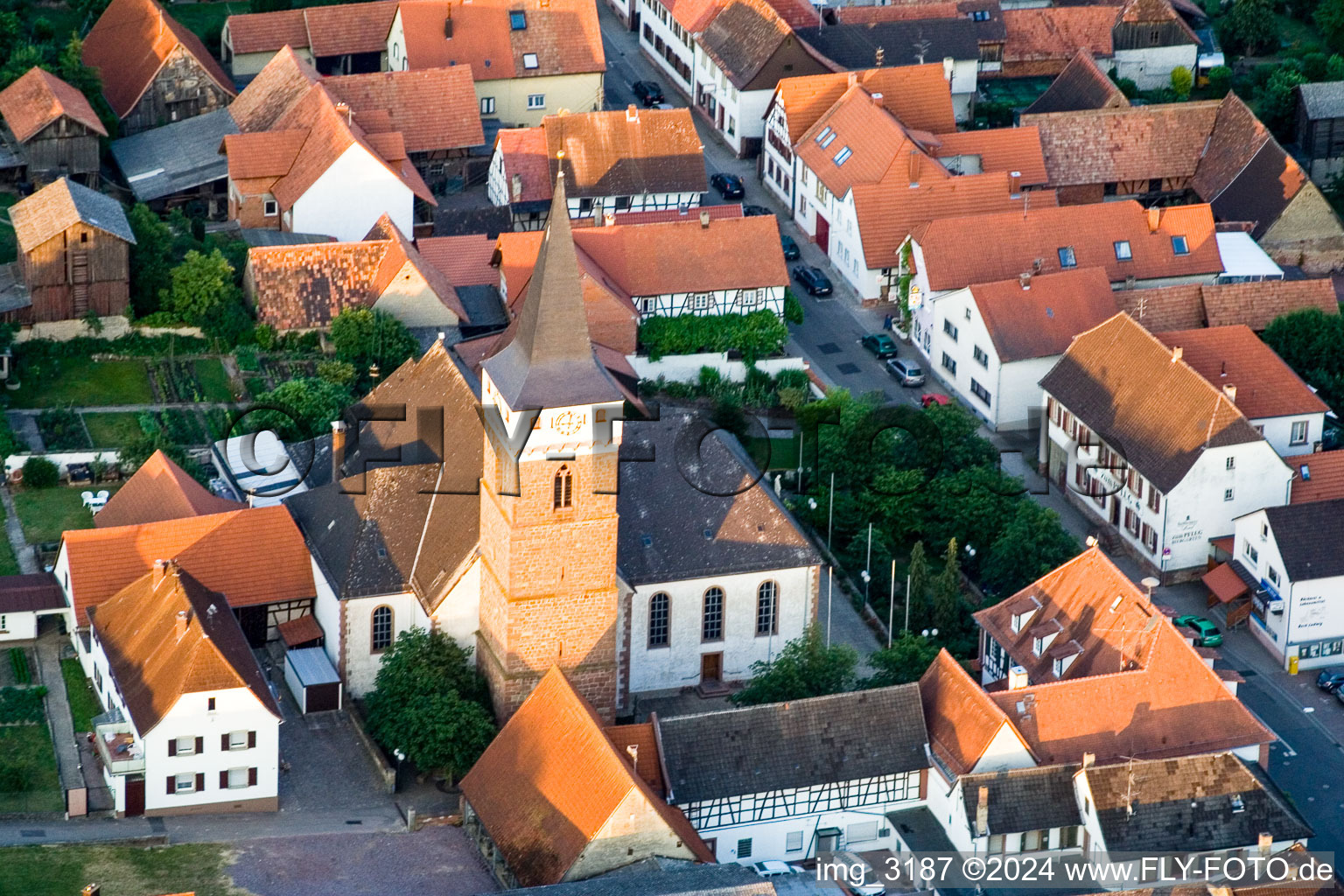 Vue aérienne de Église à le quartier Schaidt in Wörth am Rhein dans le département Rhénanie-Palatinat, Allemagne