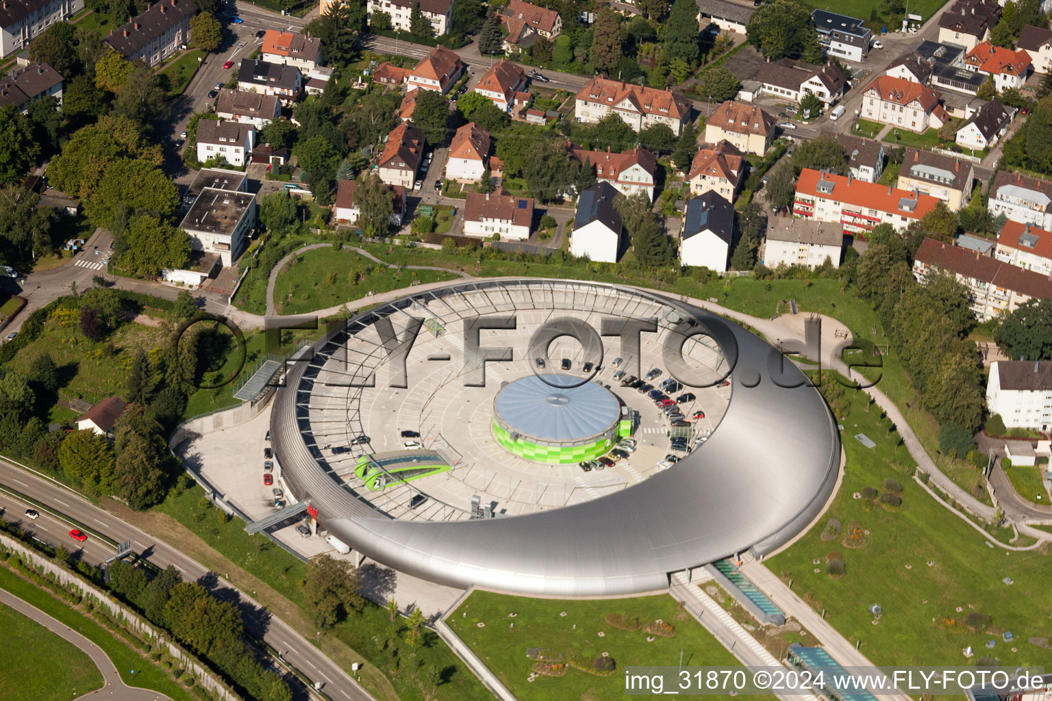 Enregistrement par drone de Le centre commercial aux allures d'OVNI Shopping Cité de ECE Centermanagement GmbH à le quartier Oos in Baden-Baden dans le département Bade-Wurtemberg, Allemagne