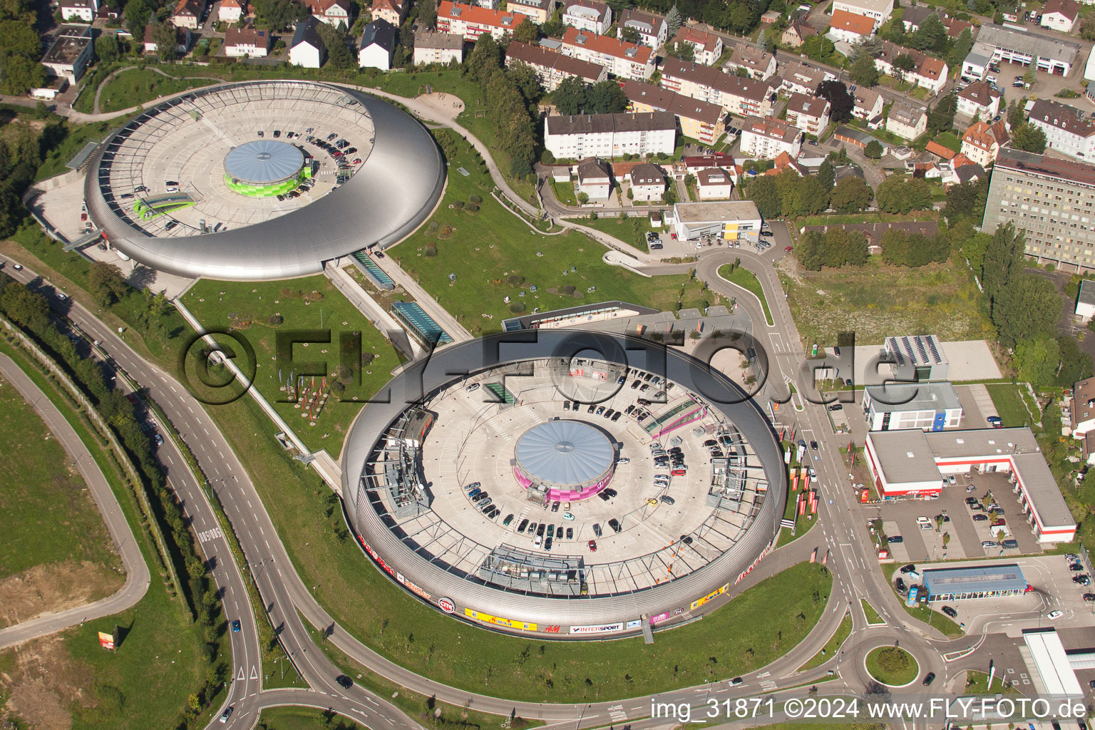 Image drone de Le centre commercial aux allures d'OVNI Shopping Cite de ECE Centermanagement GmbH à le quartier Oos in Baden-Baden dans le département Bade-Wurtemberg, Allemagne