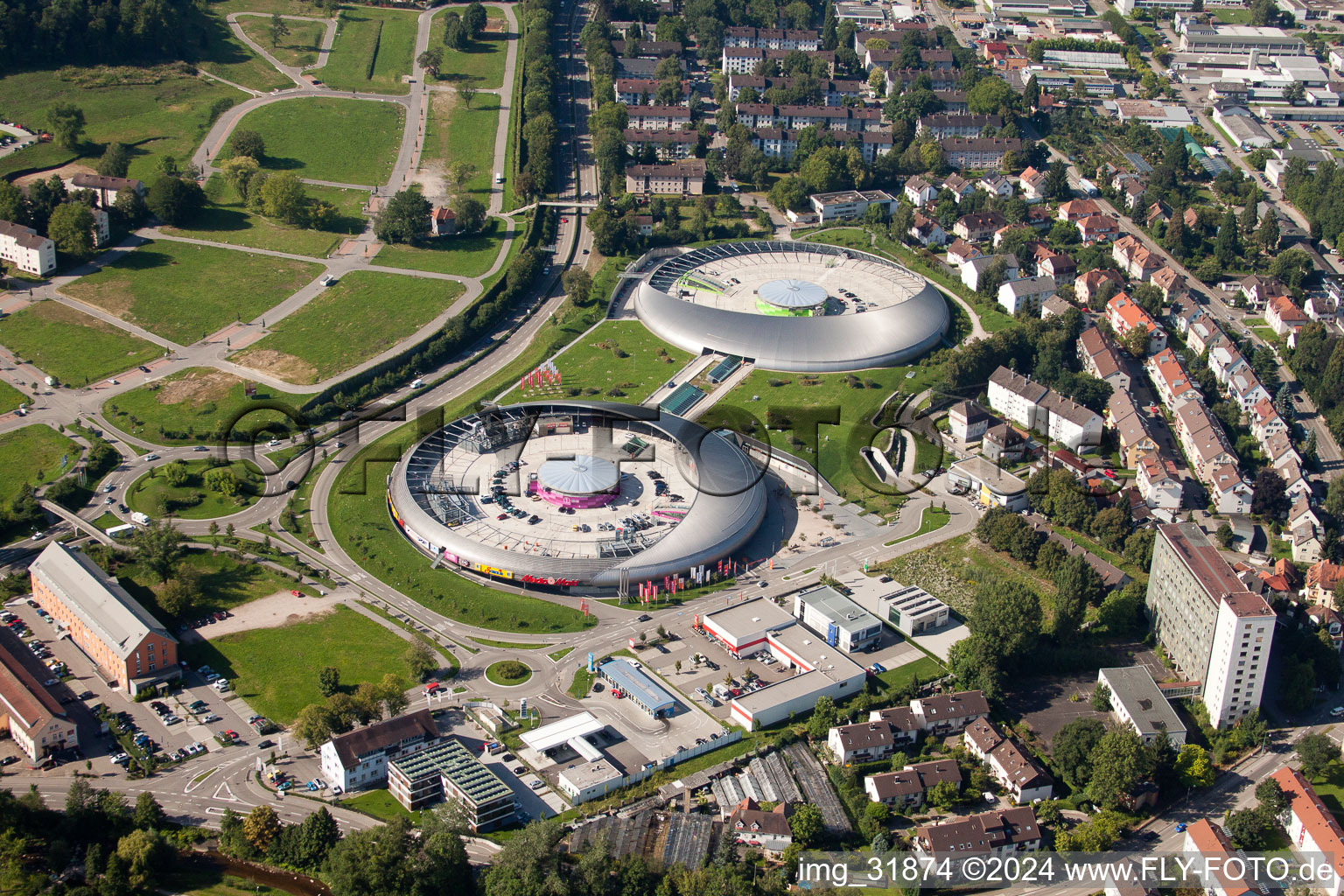 Le centre commercial aux allures d'OVNI Shopping Cité de ECE Centermanagement GmbH à le quartier Oos in Baden-Baden dans le département Bade-Wurtemberg, Allemagne du point de vue du drone