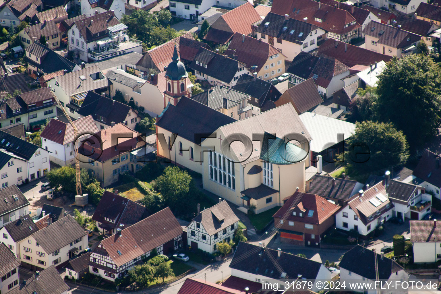 Vue aérienne de Bâtiment de l'église Saint-Barthélemy au centre du village à le quartier Haueneberstein in Baden-Baden dans le département Bade-Wurtemberg, Allemagne